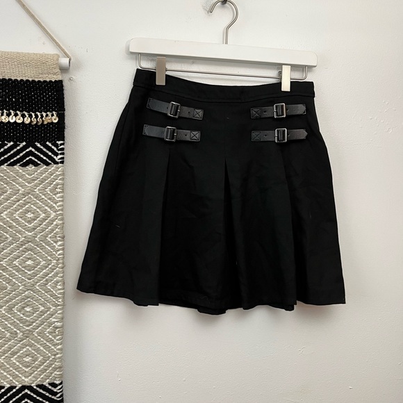 Hot Topic Dresses & Skirts - Hottopic black pleated goth mini skirt